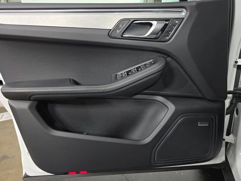 Certified 2026 Porsche Macan AWD/4WD image 22