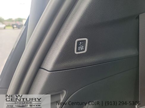 New 2027 Chrysler Pacifica Select FWD image 24