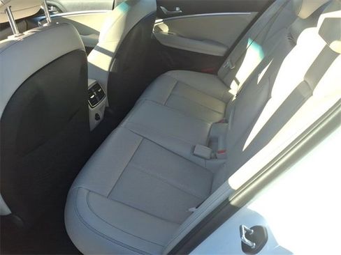 Used 2023 Genesis G70 2.0T image 8