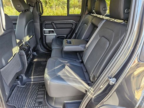Used 2024 Land Rover Defender 110 SE image 21