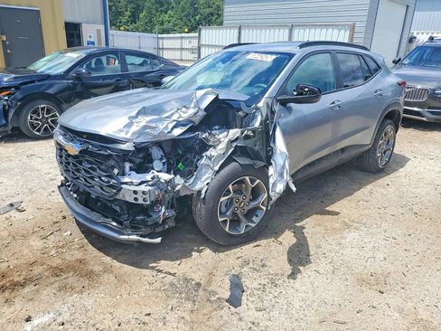 Used 2026 Chevrolet Trax LT FWD image 2