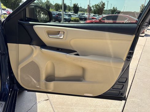 Used 2017 Toyota Camry XLE FWD image 29