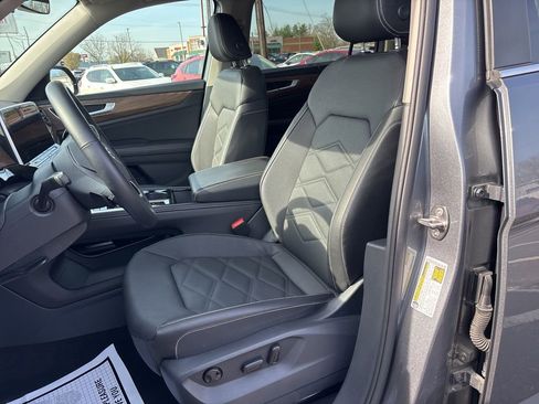 Used 2025 Volkswagen Atlas SE image 17