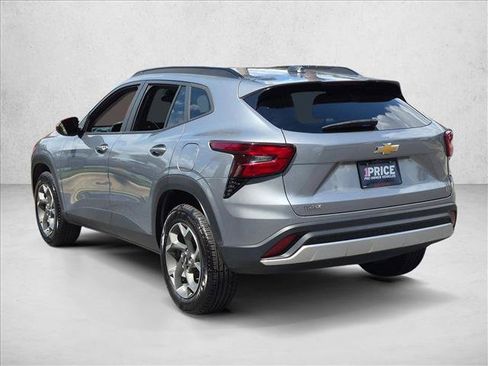 Used 2024 Chevrolet Trax LT FWD image 7