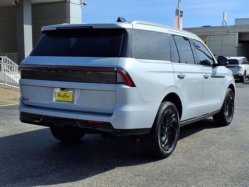 New 2026 Lincoln Navigator Reserve AWD/4WD image 2