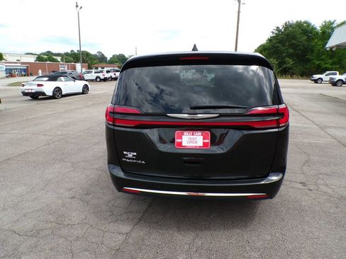 Used 2023 Chrysler Pacifica Touring-L FWD image 6