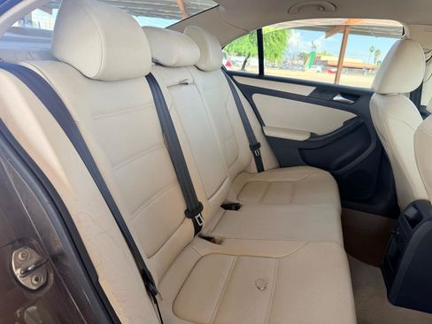 Used 2011 Volkswagen Jetta SE FWD image 13