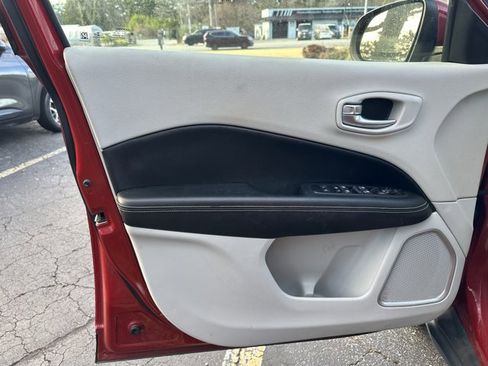 Used 2019 Jeep Compass Latitude image 11