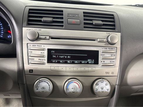 Used 2010 Toyota Camry LE image 7