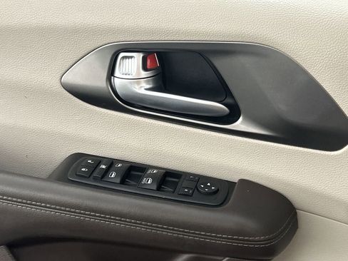 Used 2017 Chrysler Pacifica LX FWD image 18