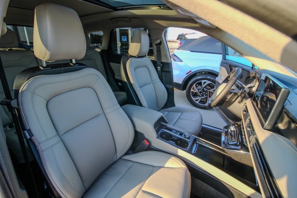 Used 2025 Lincoln Corsair AWD w/ Equipment Group 101A image 18