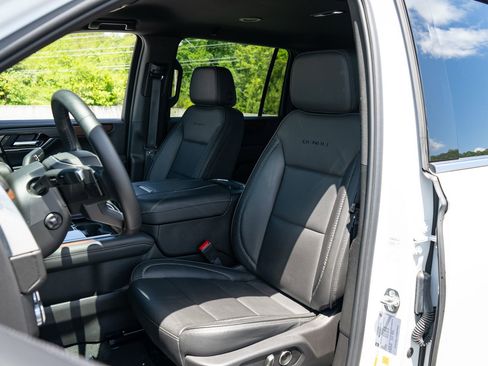Used 2025 GMC Yukon XL Denali AWD/4WD image 15