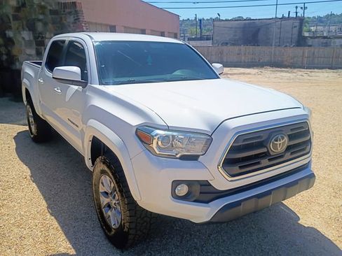 Used 2018 Toyota Tacoma SR5 w/ SR5 Appearance Package (SM) image 2