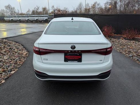 Used 2025 Volkswagen Jetta SE w/ Sunroof Package image 4