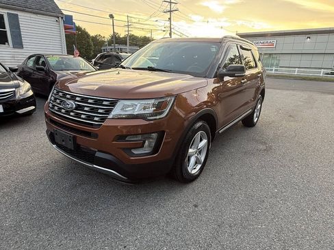 Used 2017 Ford Explorer XLT w/ Equipment Group 201A AWD/4WD image 3