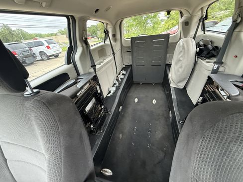Used 2012 Dodge Grand Caravan SXT FWD image 25