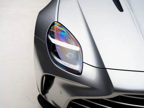 Used 2025 Aston Martin V8 Vantage Coupe RWD image 12