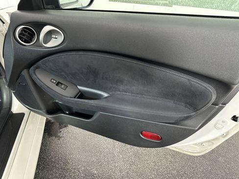 Used 2009 Nissan 370Z Touring image 29