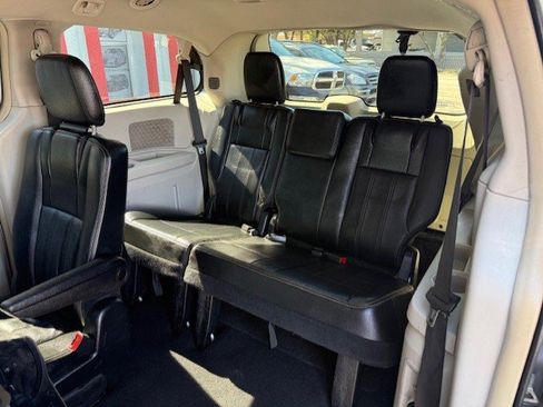 Used 2014 Chrysler Town & Country Touring image 19