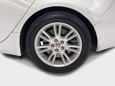 Used 2018 Jaguar XE Premium image 33