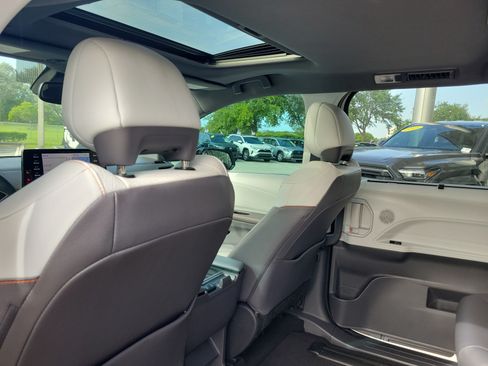 Used 2022 Toyota Sienna XSE FWD image 20