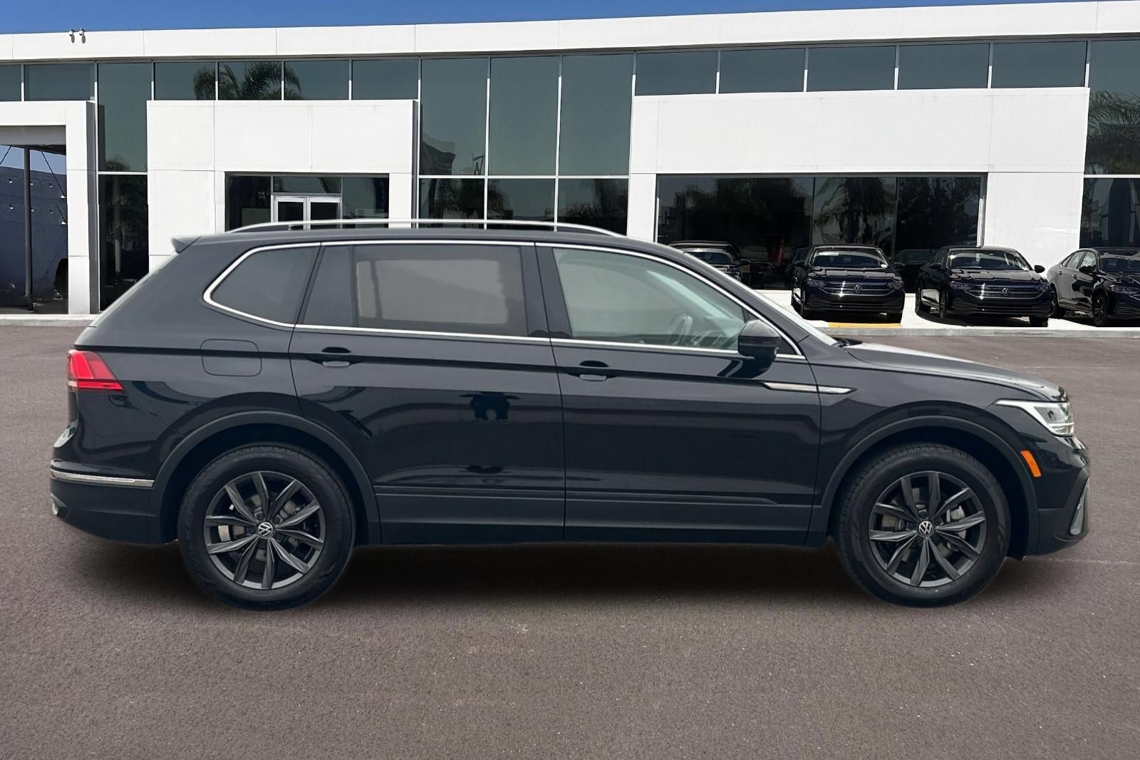 Used 2023 Volkswagen Tiguan SE w/ Panoramic Sunroof Package FWD image 2