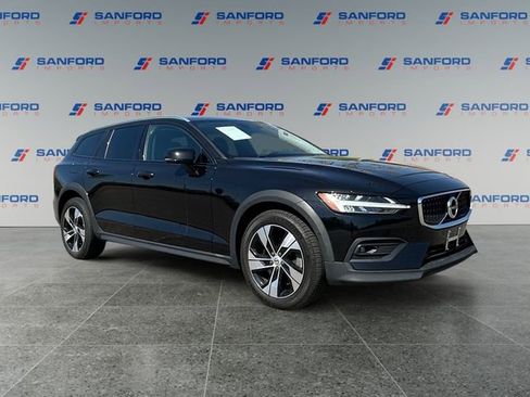 Used 2021 Volvo V60 T5 Cross Country AWD/4WD image 7