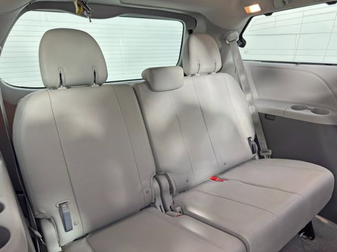 Used 2018 Toyota Sienna XLE Premium image 39