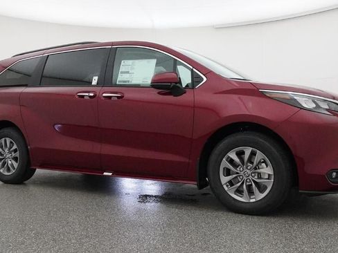 New 2026 Toyota Sienna XLE FWD image 28