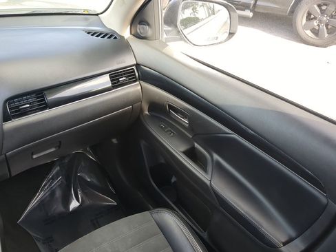 Used 2020 Mitsubishi Outlander ES image 17