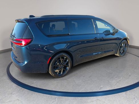 Used 2025 Chrysler Pacifica Limited image 5
