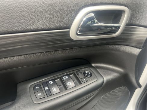 Used 2021 Jeep Grand Cherokee Laredo AWD/4WD image 13