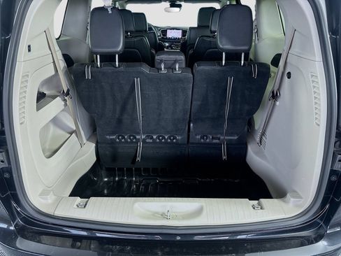 Used 2022 Chrysler Pacifica Touring-L FWD image 24