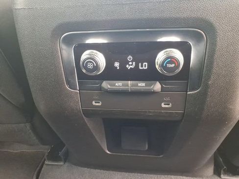 Used 2023 GMC Yukon SLE RWD image 16