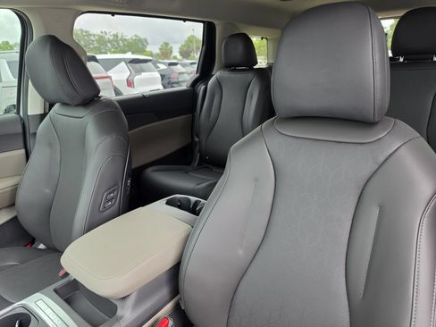 New 2026 Kia Carnival EX FWD image 23