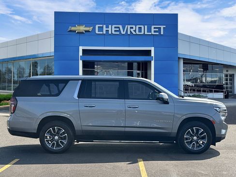 Certified 2023 Chevrolet Suburban LT w/ Luxury Package AWD/4WD image 5