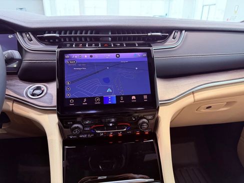 Used 2024 Jeep Grand Cherokee Limited w/ Black Appearance Package image 27