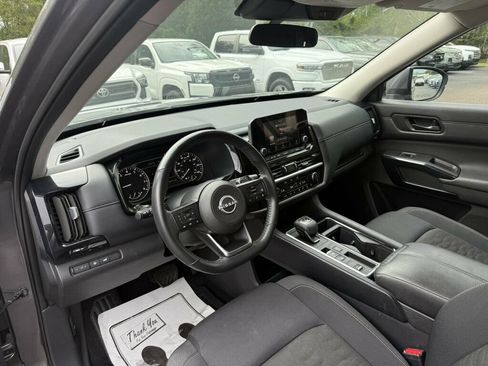 Used 2025 Nissan Pathfinder SV FWD image 3