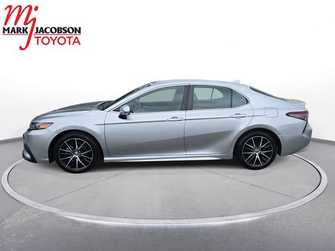 Used 2023 Toyota Camry SE image 14