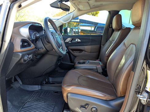 Used 2019 Chrysler Pacifica Limited image 10