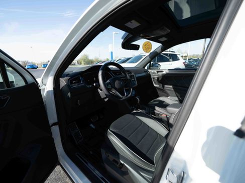 Used 2024 Volkswagen Tiguan SEL R-Line image 8