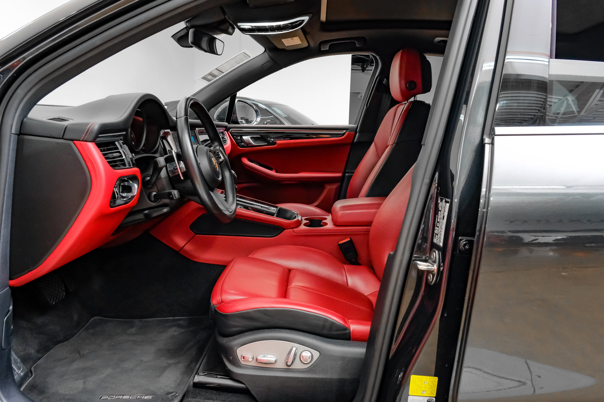 Used 2024 Porsche Macan AWD/4WD image 4