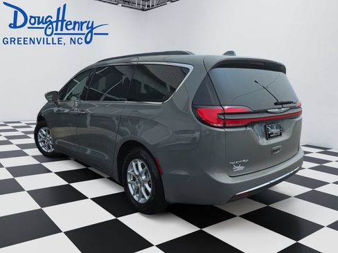 Used 2022 Chrysler Pacifica Touring-L FWD image 3