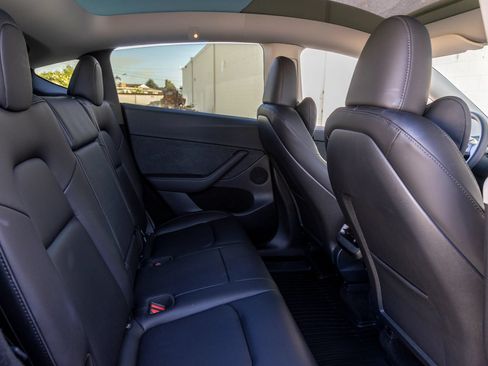 Used 2024 Tesla Model Y Long Range AWD/4WD image 28
