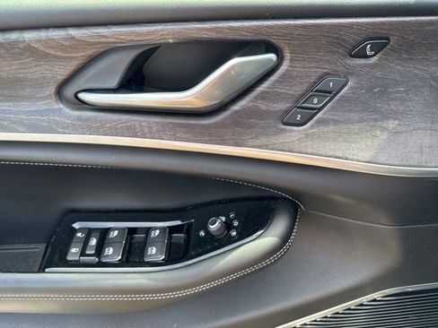 Used 2021 Jeep Grand Cherokee L Overland w/ Luxury Tech Group IV AWD/4WD image 31