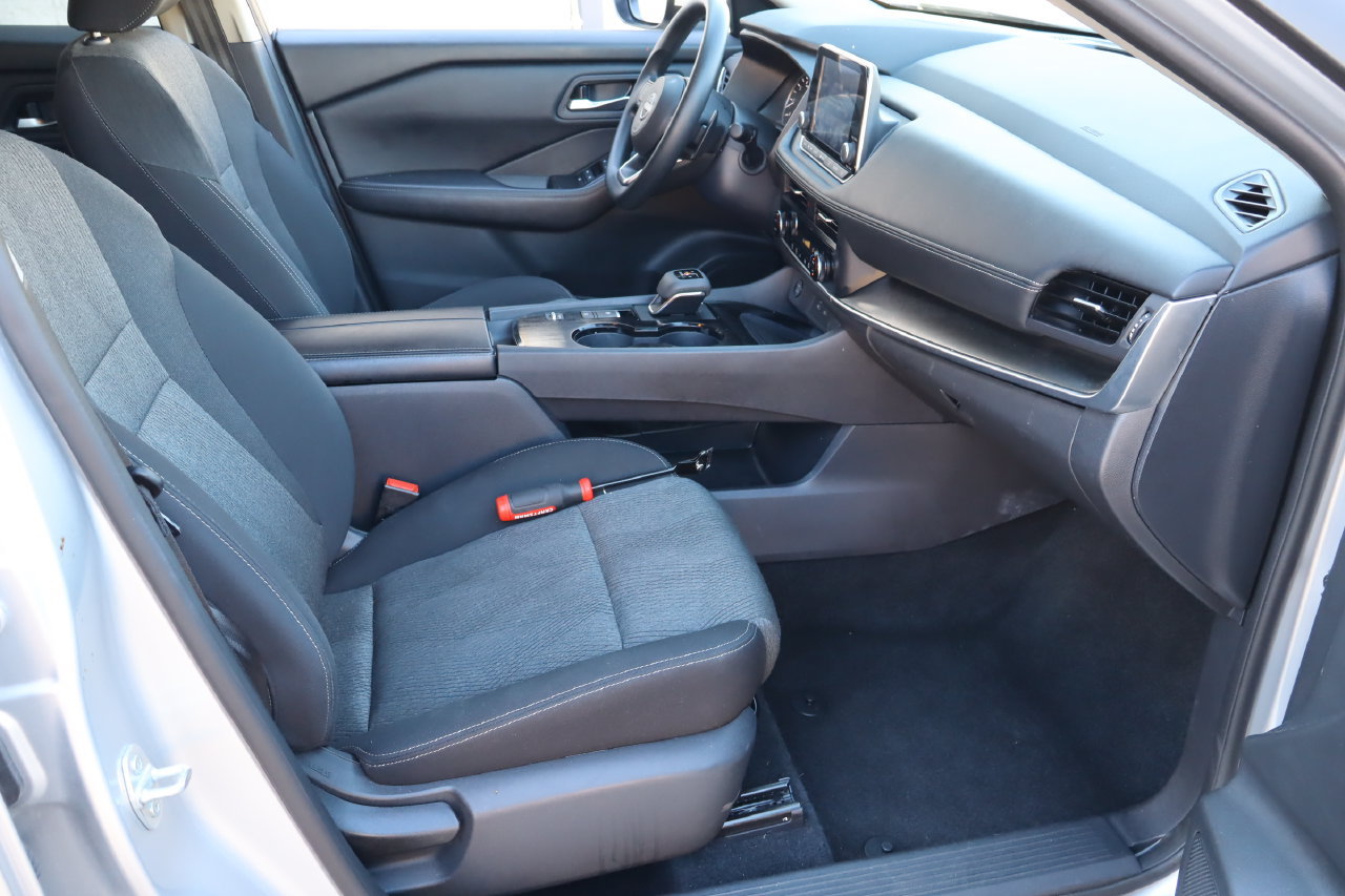 Used 2024 Nissan Rogue SV FWD image 16