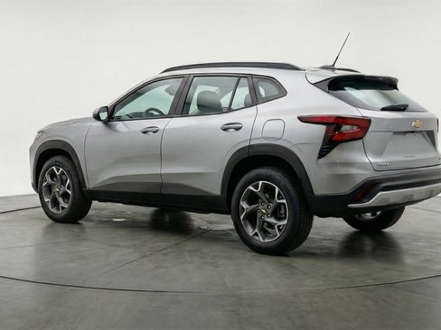 Used 2025 Chevrolet Trax LT w/ LT Convenience Package image 6