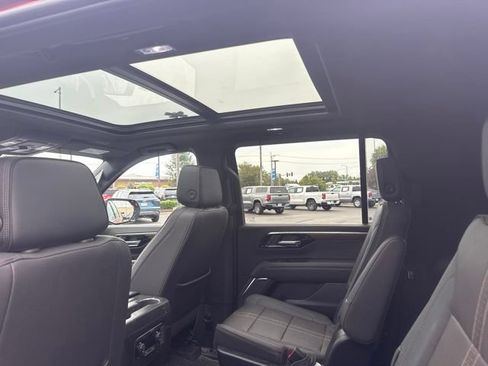 Used 2025 Chevrolet Suburban High Country AWD/4WD image 11