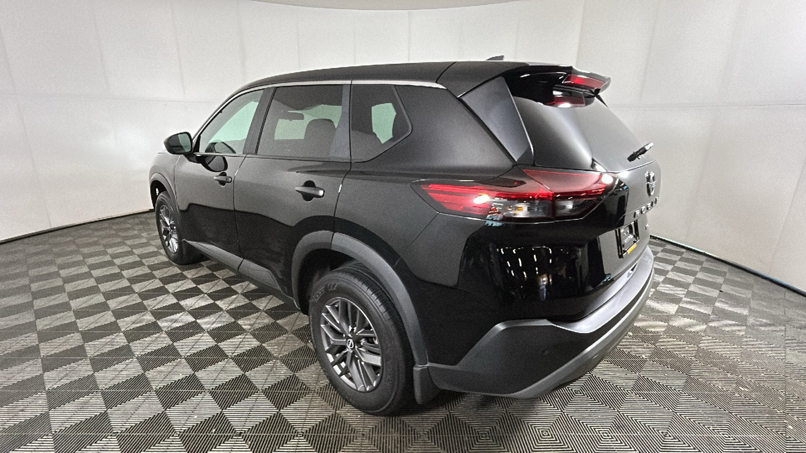 Used 2023 Nissan Rogue S AWD/4WD image 5