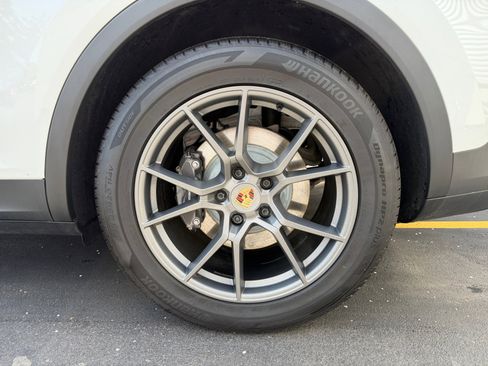 Certified 2025 Porsche Cayenne AWD/4WD image 10